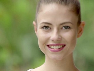 Редкие красоты стоят голой с ее превосходными отверстиями подвергаются