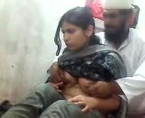 المعلم مع الطلاب في سن المراهقة له