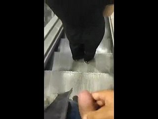 Cumsharking gefangen Cum Mädchen in Rolltreppe Supermarkt