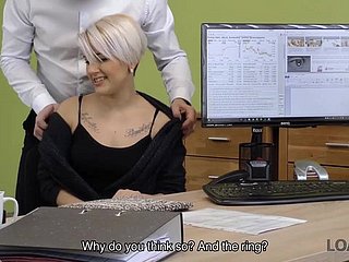Lussy dolce ha bisogno di soldi per la sua attività in modo responsabile seduce prestito