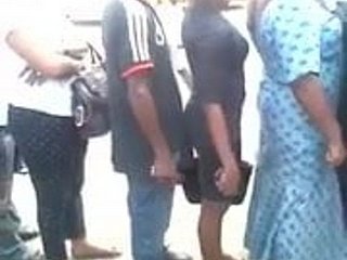 Pervert pressiona seu pau ereto contra a parte traseira de uma senhora