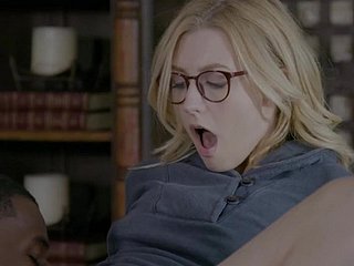 Alexa Grace, hardcore shag'a ihtiyacı olan gözlüklü bir piliçdir.