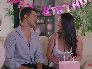 Prachtige Angela White behandelt een man naar haar bochtige lichaam