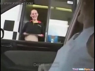 Enseñando las tas en mcdonalds flashing - delokos.com