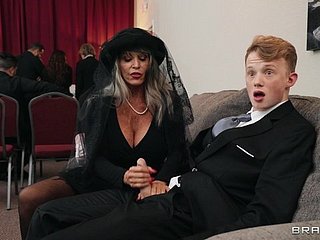 Skinny dude dengan kontol besar fucks kotor nenek sally d'angelo