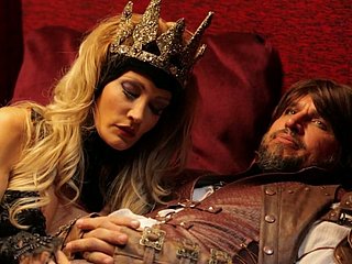 Rainha com fome de sexo Jessica Drake é fodida por servant temperado quente