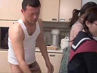 Estudante de óculos japoneses fodido por irmãos