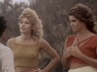 Hermosas chicas vintage masturban los coños en el asiento trasero y luego tienen diversión sexual en la hierba
