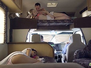 Fantastique Steamy Ffm Trio avec un chick Slutty Chick Katya Rodriguez