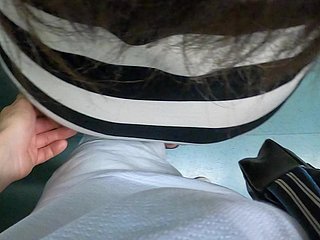 Vợ tôi mô tả cách một người lạ tiếp cận cô ấy trên tàu và cố gắng để ngón tay âm hộ của cô ấy dưới váy mini