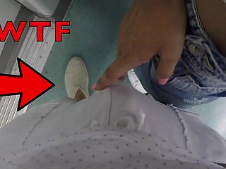 Bưu hiệu quyến rũ một chàng trai lạ lùng trên một chuyến tàu công cộng!