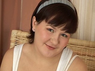 Chubby Brunette Chick Kate houdt van een stevige pik in haar gaten en mond