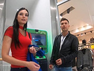 O homem quer dinheiro e sem trabalho, então ele faz com que sua namorada seja corcunda