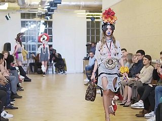 Hew Dimentica di indossare mutandine nella sfilata di moda