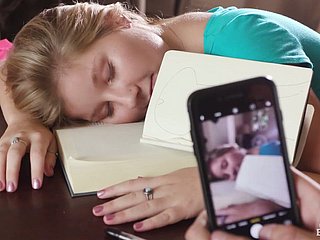 تتمتع Hottie Vienna Delicate situation الساحرة بتفجير قضيب كبير ضخم