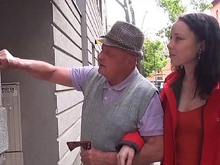 Día muy afortunado para el abuelo cachondo