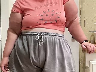 SSBBW bahagia yang pemalu manis memamerkan lekuk tubuhnya yang menggairahkan