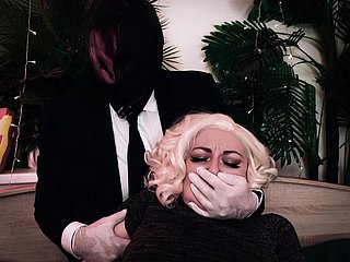 HOT KINKY: Der Mann bedeckt den Mund des Mädchens und schneidet sich dann aus. Medizinische Handschuhe und Stöhnen