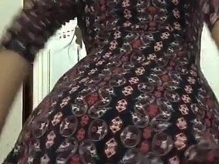 年轻的辣妹脱衣舞