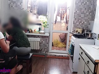 شوہر چلا گیا اور اس کی بیوی کو اس کے بہترین دوست نے گڑبڑ کی