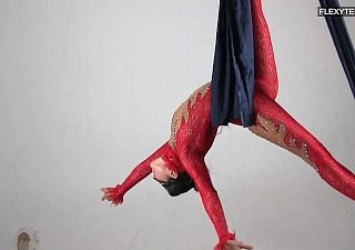 مرنة عارية فاتنة أغنيس فهر