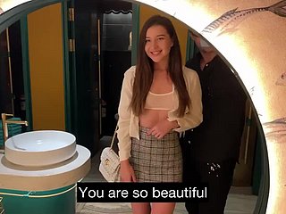 Schöne schlanke Pornoschauspielerin bekommen gelegentlich Roger im WC des Restaurants