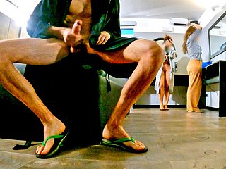 การผจญภัยห้องน้ำผสม: ส่วนที่สองของการผจญภัย, กระพริบไก่ไปที่สองผู้หญิงและ cumshot ขนาดใหญ่จริงๆ