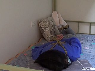 Sondage chinois et chatouillement dans des chaussettes blanches