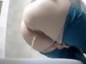 El debase maduro se mea en el baño! poderosa corriente! ¡Cámara oculta!