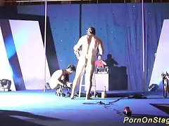 сумасшедший фетиш иглы шоу на сцене