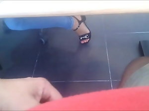 机の下に点滅