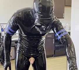 Rubberdrone se masturba em meias de látex