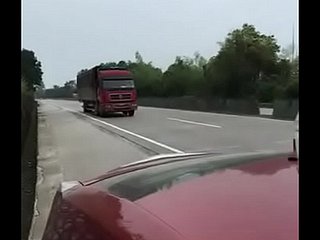 Pria Tionghoa dan pacarnya berhubungan seks di dalam mobil di samping jalan raya