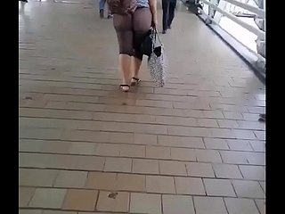 La ragazza cinese mostra il culo