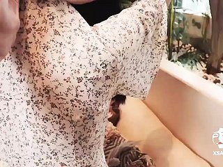 더러운 아시아계 소녀가 그녀의 친구의 소시지를 마사지합니다 - 작은 가슴을 가진 뜨거운 야생 인형!
