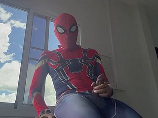 Spiderman trabaja desde casa