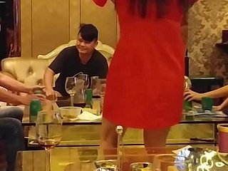 クラブで踊る中国人妻