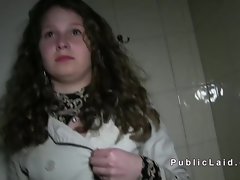 L'agent public baise adolescent dans les salles de gym changer