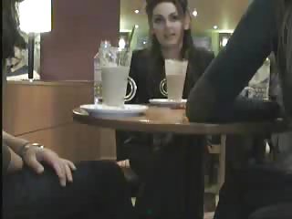 Piscando em um café