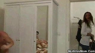 Elle a vu son mari tricher avec sa mère mûre