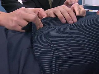 ビジネスマンは、アンプを、＆することができます;＃039; tは熱い秘書に抵抗し、彼らはギャング彼女を強打します
