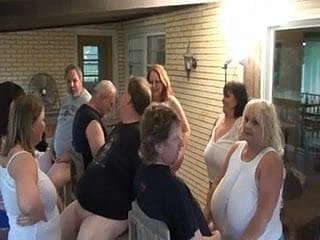 Зрелый BBW блядь сосание петух в группе Amusement