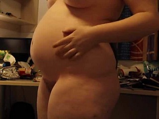 풍만 아마추어는 그녀의 배꼽을 거즈
