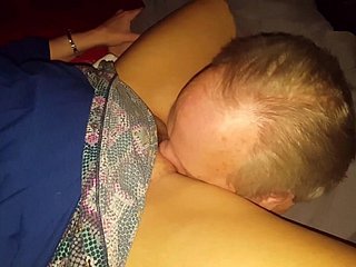 Cuck en vrouw likken Bullfriend samen