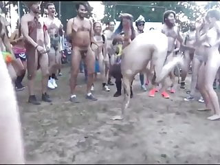 Dia suka menari telanjang di depan umum, saya suka wanking di atasnya