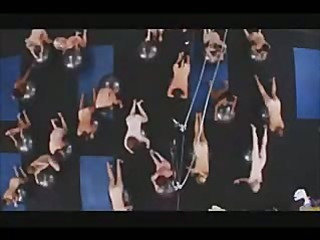 Scommettiamo che non hai mai visto un grande esercito di ragazze nude affamati