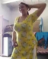 istri Desi tari panas