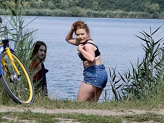 裸の男を見ている女の子